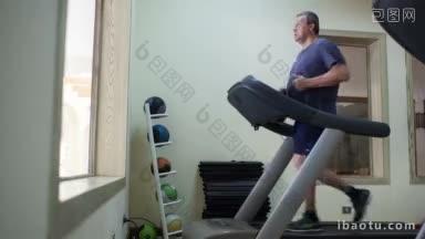 一名老年男子在酒店健身房跑步机上跑步，定期进行运动训练，有助于保持身体健康